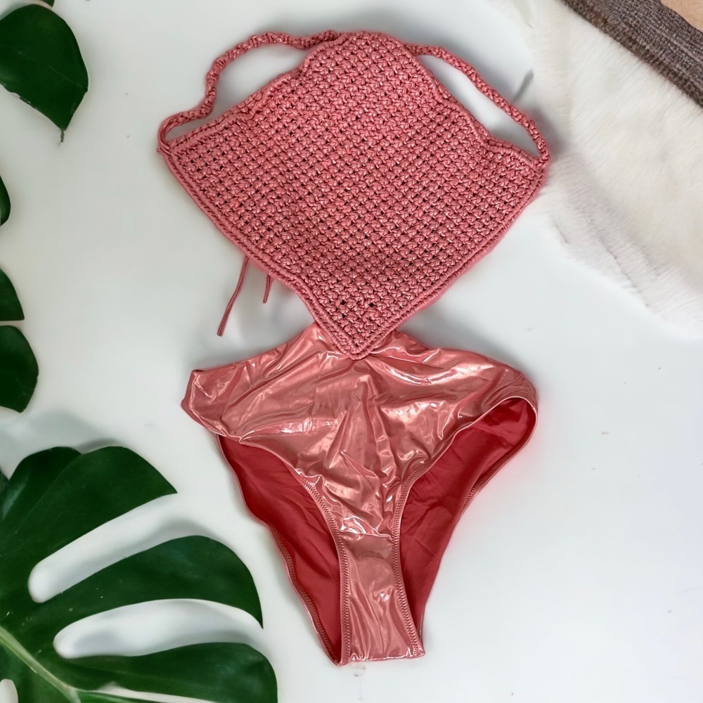 NORMAILLOT AURA SWIMSUIT PITAYA CORAL LAME WET LOOK MACRAMÉ CUT OUT CHEEKY L